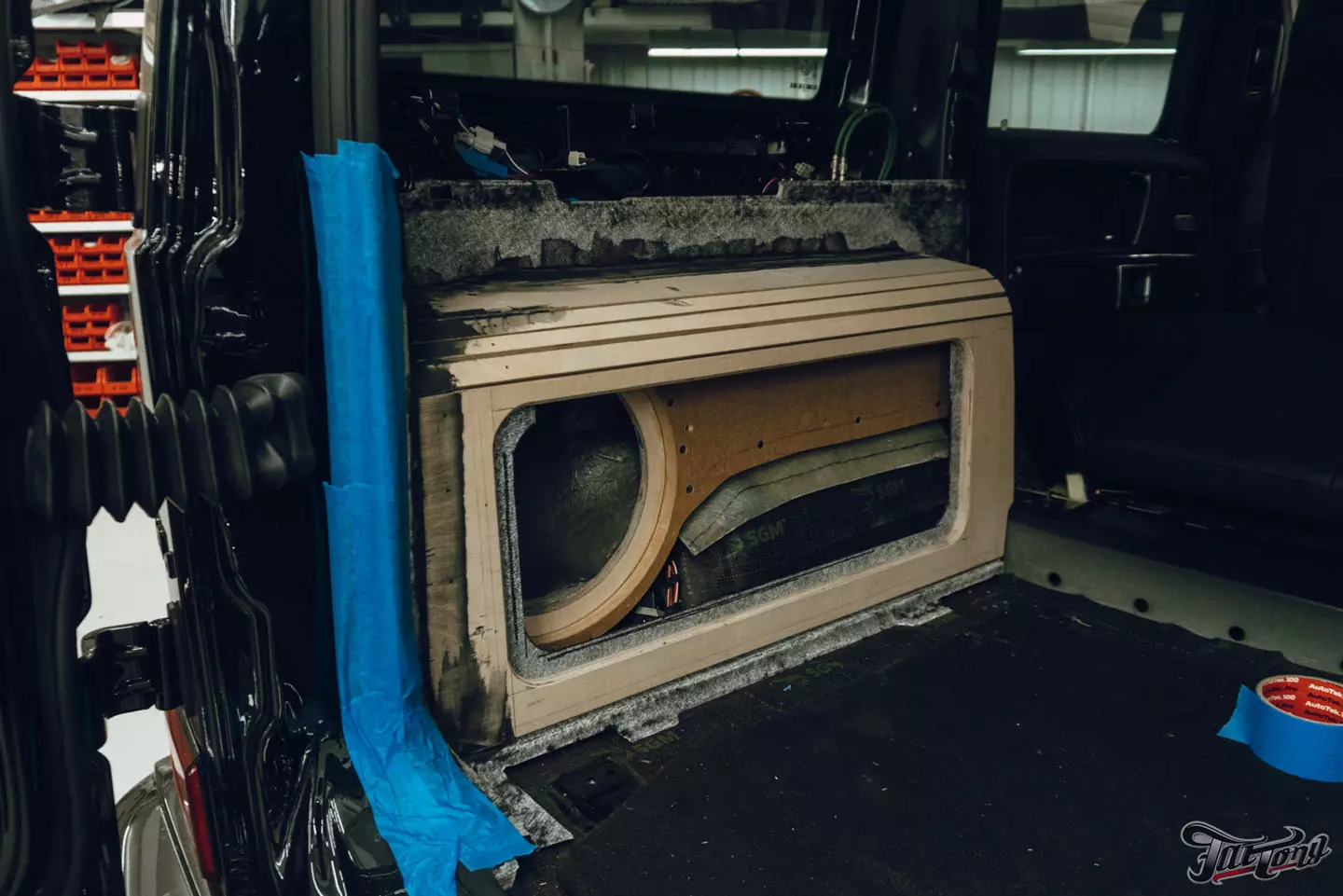 Побортная стереосистема с двумя усилителями на Mercedes G-class. Карбон в салоне. Полировка и керамика кузова, оклейка лобового стекла